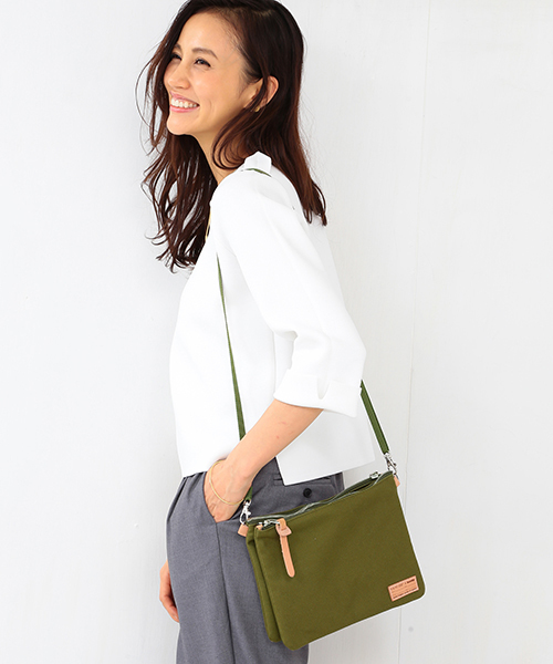 B:MING by BEAMS（ビーミングバイビームス）の「buddy×ビーミング by ビームス / 別注Twin Pouch（クラッチバッグ・レディース・ブラック/オリーブ・ONE SIZE）」の4枚目の写真