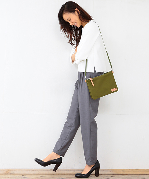 B:MING by BEAMS（ビーミングバイビームス）の「buddy×ビーミング by ビームス / 別注Twin Pouch（クラッチバッグ・レディース・ブラック/オリーブ・ONE SIZE）」の13枚目の写真