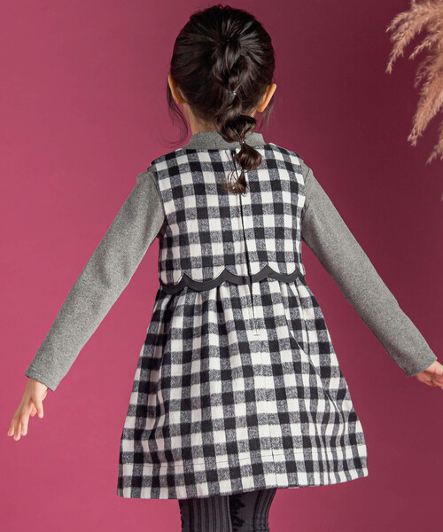 BeBe Petits Pois Vert(ベベプチポワヴェール)の「【店舗限定】ブロックチェックor千鳥柄ジャンパースカート(95~150cm)(ワンピース・キッズ・ベージュ系その他/ブラック系その他・120cm/110cm/130cm/140cm/150cm/100cm/95cm)」の5枚目の写真