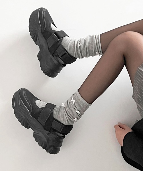 Shoes in Closet(シューズインクローゼット)の「軽量厚底 ボリュームソール ストラップ メリージェーン スニーカー 2419(スニーカー・レディース・ブラック×ブラック/ホワイト/ブラック×ホワイト/ダークブラウン・M/L/LL/S/3L/XS)」の6枚目の写真