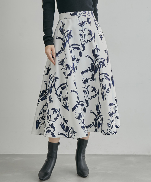 ROPE'(ロペ)の「サテンフレアスカート(無地/花柄)(スカート・レディース・ベージュ/オフホワイト・38/36)」の2枚目の写真