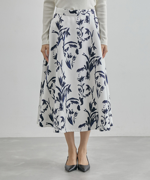 ROPE'(ロペ)の「サテンフレアスカート(無地/花柄)(スカート・レディース・ベージュ/オフホワイト・38/36)」の8枚目の写真