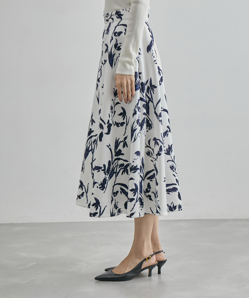 ROPE'(ロペ)の「サテンフレアスカート(無地/花柄)(スカート・レディース・ベージュ/オフホワイト・38/36)」の9枚目の写真