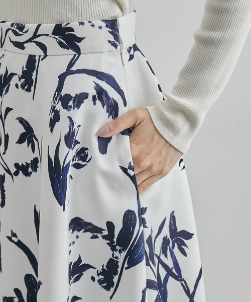 ROPE'(ロペ)の「サテンフレアスカート(無地/花柄)(スカート・レディース・ベージュ/オフホワイト・38/36)」の12枚目の写真