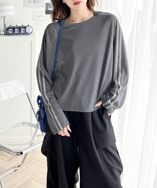 classicalelf(クラシカルエルフ)の「ゆるっとこなれトップス。袖ライン×無地アソートシアートップス(Tシャツ/カットソー・レディース・ライトグレー/オフホワイト/チャコールグレー/アイボリー/ブラック/ピンクベージュ・MEDIUM/LARGE/X-LARGE/SMALL)」の9枚目の写真