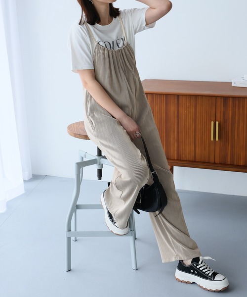 Girly Doll(ガーリードール)の「ワイドサロペットパンツ(サロペット/オーバーオール・レディース・グレイッシュベージュ/ブラック/アイボリー/ベージュ・F)」の10枚目の写真