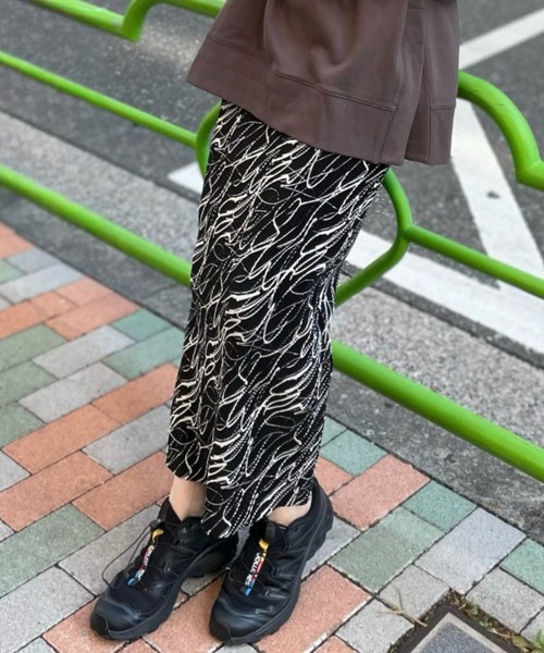 ap retro（アプレトロ）の「総柄プリーツタイトスカート（スカート・レディース・オフホワイト/ブラック・MEDIUM）」の2枚目の写真