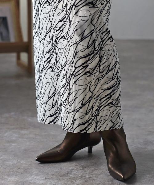 ap retro（アプレトロ）の「総柄プリーツタイトスカート（スカート・レディース・オフホワイト/ブラック・MEDIUM）」の17枚目の写真