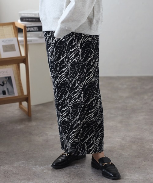 ap retro（アプレトロ）の「総柄プリーツタイトスカート（スカート・レディース・オフホワイト/ブラック・MEDIUM）」の12枚目の写真