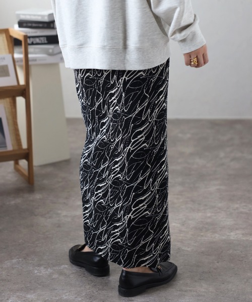 ap retro（アプレトロ）の「総柄プリーツタイトスカート（スカート・レディース・オフホワイト/ブラック・MEDIUM）」の9枚目の写真