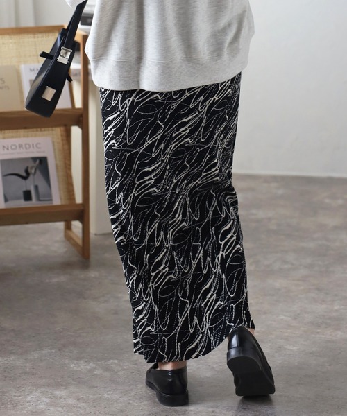 ap retro（アプレトロ）の「総柄プリーツタイトスカート（スカート・レディース・オフホワイト/ブラック・MEDIUM）」の4枚目の写真