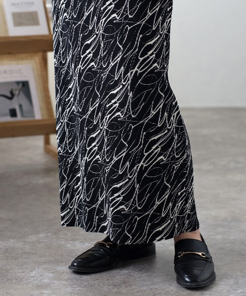 ap retro（アプレトロ）の「総柄プリーツタイトスカート（スカート・レディース・オフホワイト/ブラック・MEDIUM）」の3枚目の写真