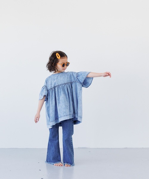 LOWRYS FARM（ローリーズファーム）の「デニムボリュームブラウス　 115559（シャツ/ブラウス・キッズ・ブルー/ケミカルウォッシュ・110cm/120cm/130cm/140cm/150cm）」の3枚目の写真