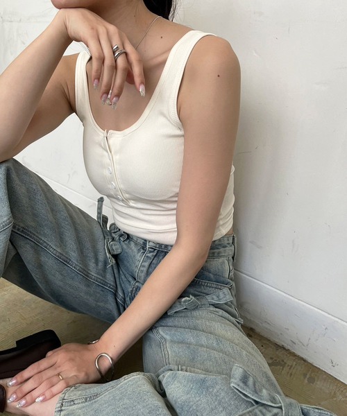 Jewelobe(ジュエローブ)の「フェイクヘンリーネッククロップドブラタンクトップ(パット付き)(タンクトップ・レディース・ブラウン/オフホワイト/グレー/ブラック・FREE)」の2枚目の写真