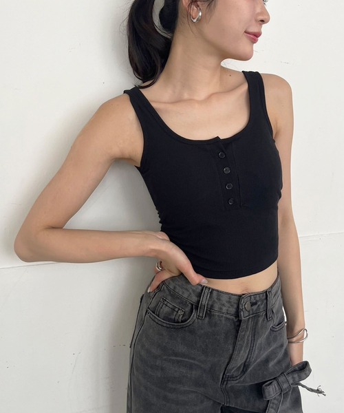 Jewelobe(ジュエローブ)の「フェイクヘンリーネッククロップドブラタンクトップ(パット付き)(タンクトップ・レディース・ブラウン/オフホワイト/グレー/ブラック・FREE)」の3枚目の写真