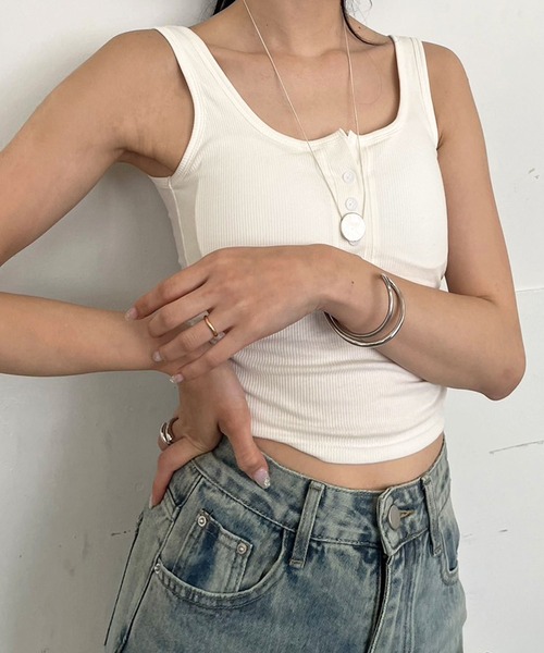 Jewelobe(ジュエローブ)の「フェイクヘンリーネッククロップドブラタンクトップ(パット付き)(タンクトップ・レディース・ブラウン/オフホワイト/グレー/ブラック・FREE)」の6枚目の写真