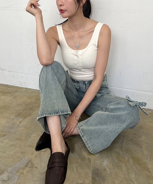 Jewelobe(ジュエローブ)の「フェイクヘンリーネッククロップドブラタンクトップ(パット付き)(タンクトップ・レディース・ブラウン/オフホワイト/グレー/ブラック・FREE)」の8枚目の写真