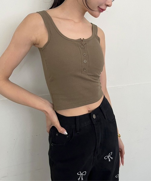 Jewelobe(ジュエローブ)の「フェイクヘンリーネッククロップドブラタンクトップ(パット付き)(タンクトップ・レディース・ブラウン/オフホワイト/グレー/ブラック・FREE)」の14枚目の写真