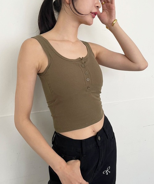 Jewelobe(ジュエローブ)の「フェイクヘンリーネッククロップドブラタンクトップ(パット付き)(タンクトップ・レディース・ブラウン/オフホワイト/グレー/ブラック・FREE)」の15枚目の写真