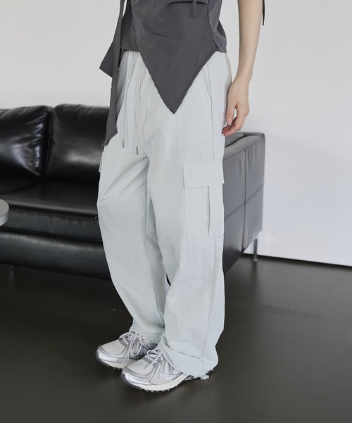 UNE MANSION(ユヌマンション)の「【ストリング付き】ストレートナイロンカーゴパンツ(カーゴパンツ・レディース・ピンク/チャコール/スカイブルー/カーキ/ブラック・FREE)」の4枚目の写真