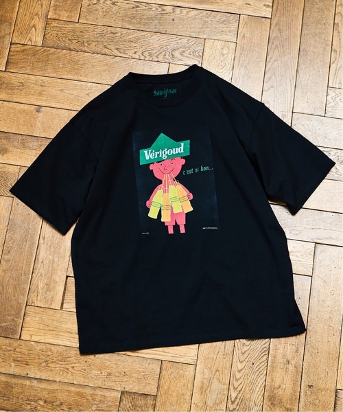 EDIFICE(エディフィス)の「《再入荷》SAVIGNAC (サビニャック) 別注 French Company プリント Tシャツ(Tシャツ/カットソー・メンズ・グリーン系その他/イエロー/アイボリー/ブラックミックス/グレー/オフホワイト/レッド/サックスブルー・X-LARGE/LARGE/MEDIUM)」の4枚目の写真