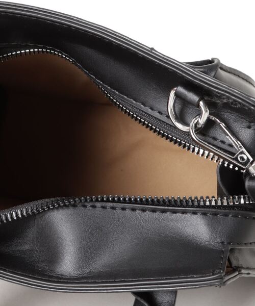 clear（クリア）の「スクエアバッグ [デイリー使い コンパクト 上品]≪2024AW新作≫（ショルダーバッグ・レディース・ブラック/オフホワイト・F）」の5枚目の写真