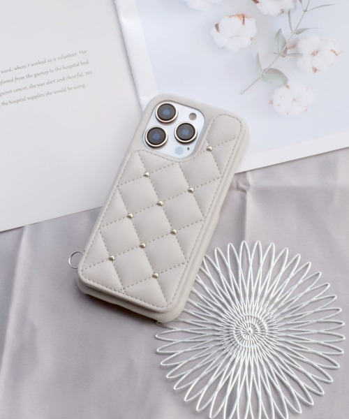 CECIL McBEE（セシルマクビー）の「iPhone17 iPhone17Pro iPhone17e iPhoneAir iPhone16/16e/16Pro/15/14/13 セシルマクビー [キルティング背面ケース]（スマホケース/カバー・レディース・グレー/モカ/ベージュ/スモークピンク/ブラック・iPhone 16 Pro/iPhone 16/iPhone 13/14/iPhone 15/iPhone 16e/iPhone Air/iPhone 17 Pro/iPhone 17）」の2枚目の写真