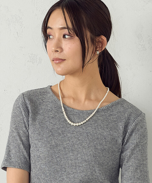 COMME CA ISM（コムサイズム）の「プラスチックパール　スライドネックレス（ネックレス・レディース・ゴールド・FREE）」の6枚目の写真