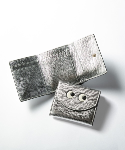 ANYA HINDMARCH(アニヤハインドマーチ)の「ANYA HINDMARCH Mini Trifold Eyes in Silver Metallic Capra アニヤハインドマーチ アイズ ミニ トライフォールド ウォレット(財布・レディース・シルバー・FREE)」の2枚目の写真
