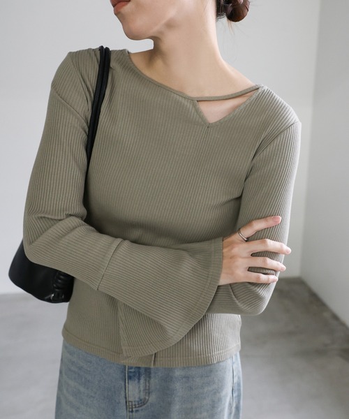 select MOCA（セレクトモカ）の「デザインネックリブトップス（Tシャツ/カットソー・レディース・アイボリー/グレイッシュベージュ/ブルー/ブラック・FREE）」の3枚目の写真