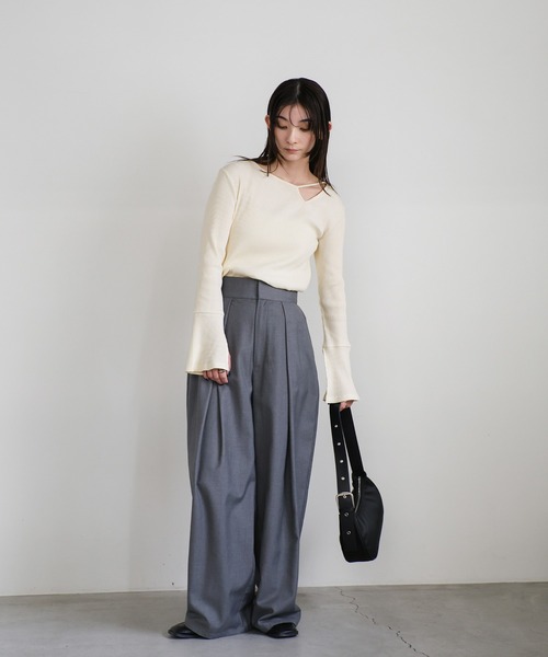 select MOCA（セレクトモカ）の「デザインネックリブトップス（Tシャツ/カットソー・レディース・アイボリー/グレイッシュベージュ/ブルー/ブラック・FREE）」の8枚目の写真