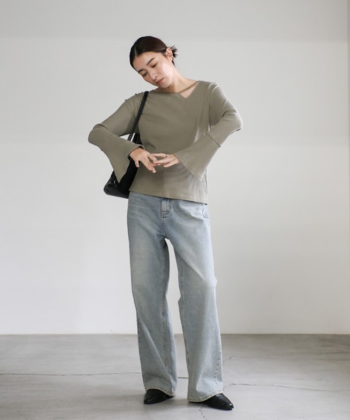 select MOCA（セレクトモカ）の「デザインネックリブトップス（Tシャツ/カットソー・レディース・アイボリー/グレイッシュベージュ/ブルー/ブラック・FREE）」の5枚目の写真