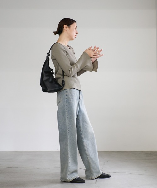 select MOCA（セレクトモカ）の「デザインネックリブトップス（Tシャツ/カットソー・レディース・アイボリー/グレイッシュベージュ/ブルー/ブラック・FREE）」の11枚目の写真