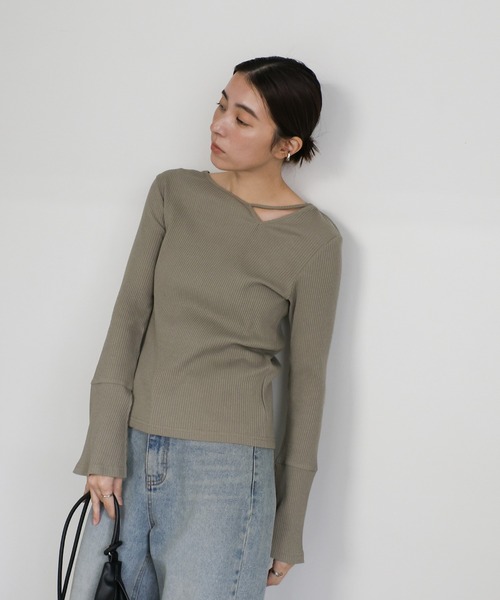 select MOCA（セレクトモカ）の「デザインネックリブトップス（Tシャツ/カットソー・レディース・アイボリー/グレイッシュベージュ/ブルー/ブラック・FREE）」の12枚目の写真