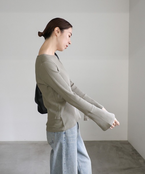 select MOCA（セレクトモカ）の「デザインネックリブトップス（Tシャツ/カットソー・レディース・アイボリー/グレイッシュベージュ/ブルー/ブラック・FREE）」の13枚目の写真