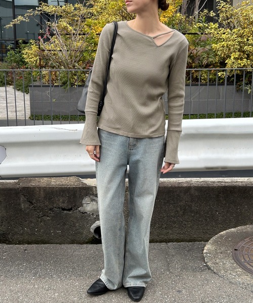 select MOCA（セレクトモカ）の「デザインネックリブトップス（Tシャツ/カットソー・レディース・アイボリー/グレイッシュベージュ/ブルー/ブラック・FREE）」の16枚目の写真