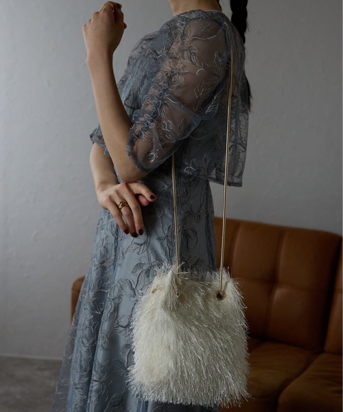 &Robu.（アンドロブ）の「シャギー巾着2WAYバッグ お呼ばれ パーティ 結婚式（ショルダーバッグ・レディース・ライトグレー/ベージュ/ブラック×ゴールド/グレー・FREE）」の6枚目の写真