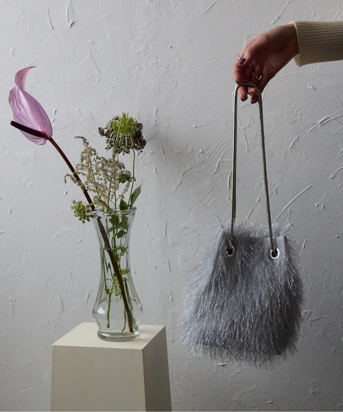 &Robu.（アンドロブ）の「シャギー巾着2WAYバッグ お呼ばれ パーティ 結婚式（ショルダーバッグ・レディース・ライトグレー/ベージュ/ブラック×ゴールド/グレー・FREE）」の14枚目の写真