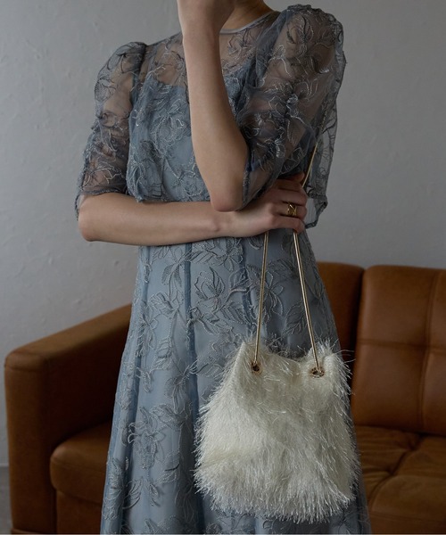 &Robu.（アンドロブ）の「シャギー巾着2WAYバッグ お呼ばれ パーティ 結婚式（ショルダーバッグ・レディース・ライトグレー/ベージュ/ブラック×ゴールド/グレー・FREE）」の22枚目の写真