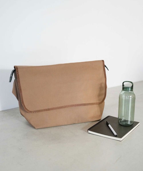 STANDARD SUPPLY(スタンダードサプライ)の「スタンダードサプライ / SIMPLICITY シンプリシティ / FLAP MESSENGER フラップメッセンジャー(ショルダーバッグ・レディース・グレー/ダークパープル/ブラック/サンドベージュ/モカ/ダークネイビー/チャコールグレー・FREE)」の5枚目の写真