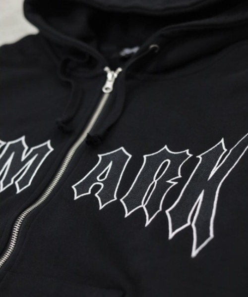 ATMARK(アットマーク)の「《2サイズ展開 / UNISEX 》オールドイングリッシュATMARKロゴ スウェット フルジップパーカー(パーカー・レディース・ホワイト/ブラック・MEDIUM/LARGE)」の12枚目の写真