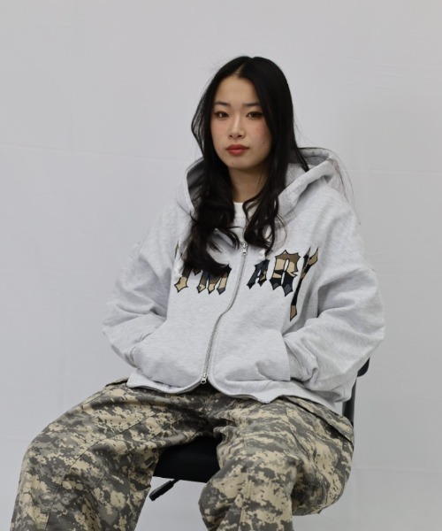 ATMARK(アットマーク)の「《2サイズ展開 / UNISEX 》オールドイングリッシュATMARKロゴ スウェット フルジップパーカー(パーカー・レディース・ホワイト/ブラック・MEDIUM/LARGE)」の6枚目の写真