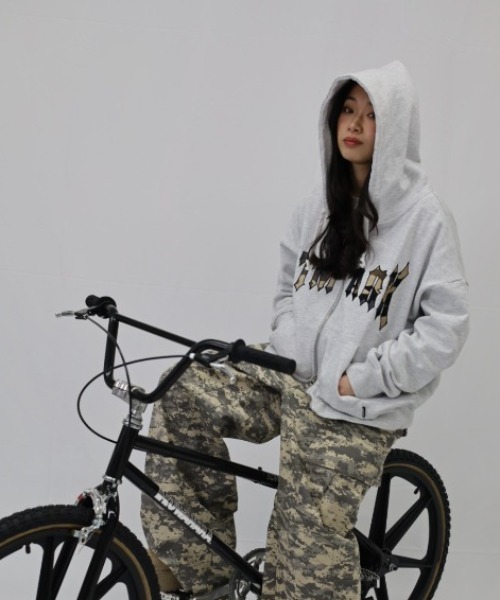 ATMARK(アットマーク)の「《2サイズ展開 / UNISEX 》オールドイングリッシュATMARKロゴ スウェット フルジップパーカー(パーカー・レディース・ホワイト/ブラック・MEDIUM/LARGE)」の5枚目の写真