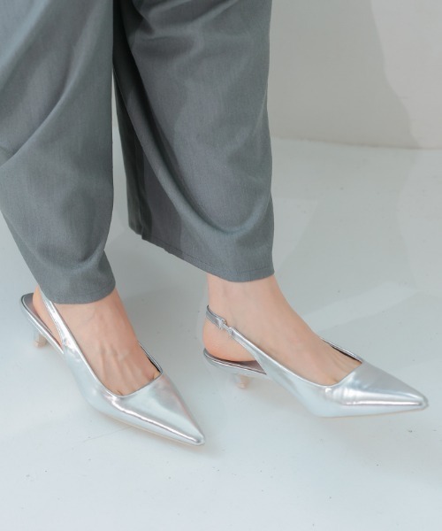 aquagarage(アクアガレージ)の「バックストラップローヒールパンプス(パンプス・レディース・レオパード/ブラック/シルバー・24.0cm/23.5cm/23.0cm)」の2枚目の写真