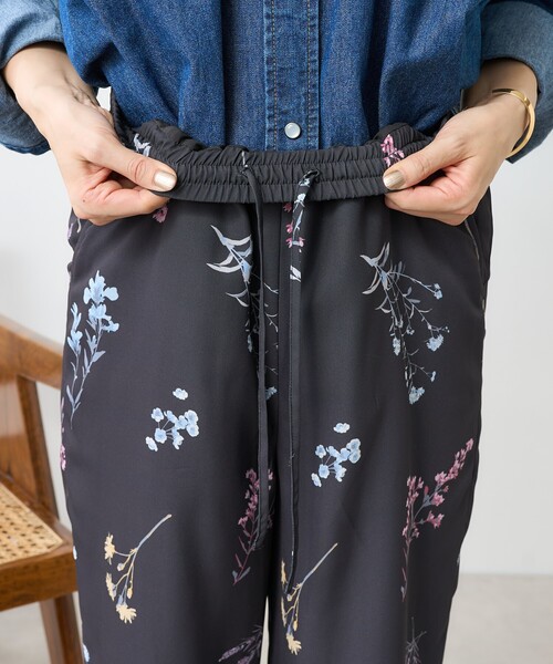 FREAK'S STORE(フリークスストア)の「大判花柄 イージーパンツ(その他パンツ・レディース・ブラック/オフホワイト・フリ-)」の3枚目の写真