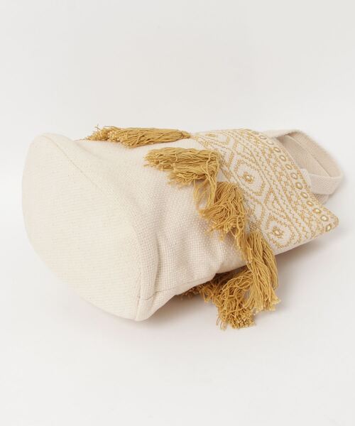 MAISON mou(メゾンムー)の「【Swaraj/スワラージ】ジオメトリック刺繡タッセルトートバッグ(トートバッグ・レディース・マスタード・FREE)」の3枚目の写真
