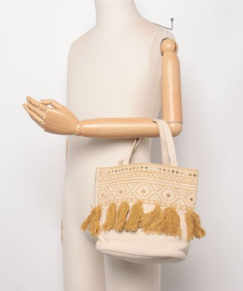 MAISON mou(メゾンムー)の「【Swaraj/スワラージ】ジオメトリック刺繡タッセルトートバッグ(トートバッグ・レディース・マスタード・FREE)」の5枚目の写真
