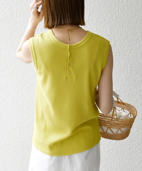 SHIPS any（シップス エニィ）の「SHIPS any:〈洗濯機可能〉ワッフル ヘンリーネック 2WAY ノースリーブ TEE（Tシャツ/カットソー・レディース・ホワイト/ライトグレー/イエロー/ブラウン・ONE SIZE）」の4枚目の写真