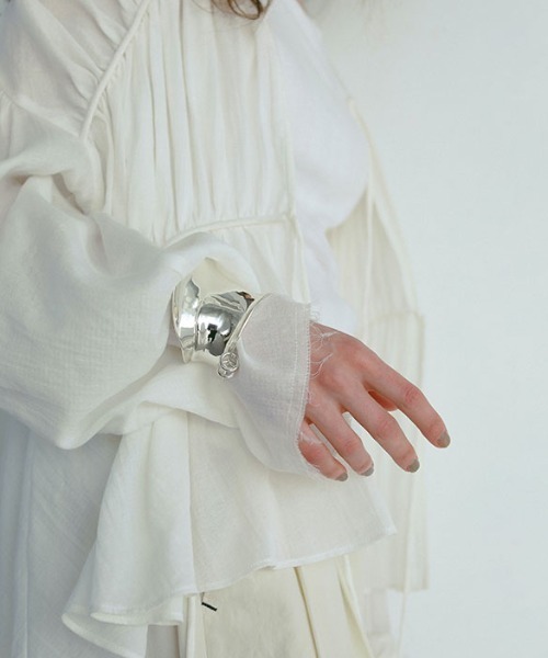 ETRE TOKYO（エトレトウキョウ）の「ディストーションカーブフォームリングバングル（バングル/リストバンド・レディース・シルバー/ゴールド・FREE）」の9枚目の写真