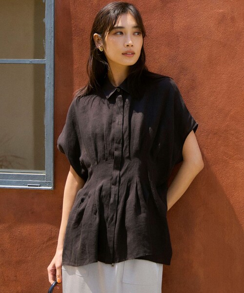 23区 L（ニジュウサンクオオキイサイズ）の「【洗える】LIBECOリネン タック デザイン シャツ（シャツ/ブラウス・レディース・ダークブラウン系/スカイブルー系/ホワイト系・48/46/44）」の2枚目の写真